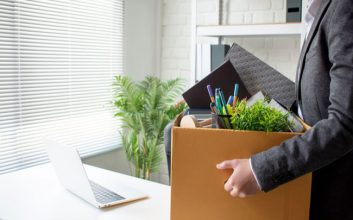 مردی در حال ترک شغلش پس از نوشتن استعفا نامه