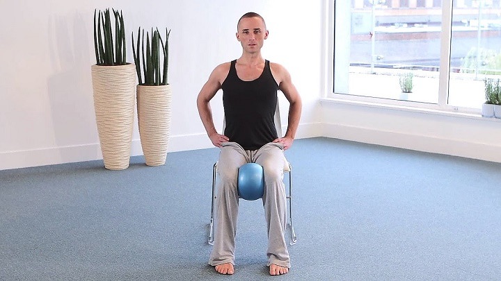 فشردن قسمت داخلی ران ها با توپ جیم بال