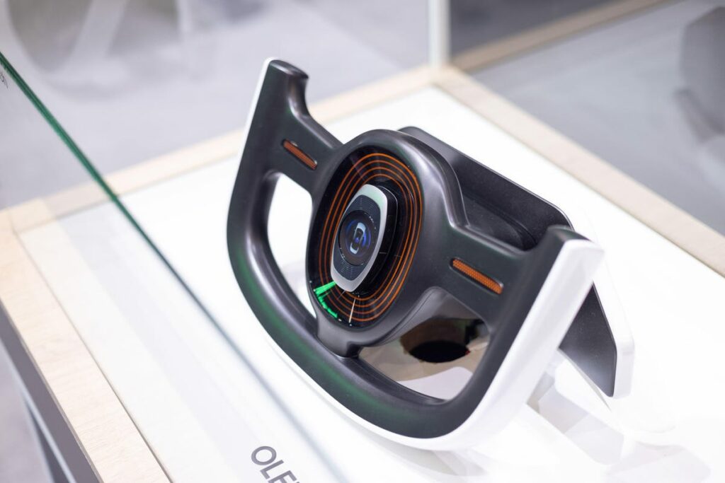 1709034306 937 موبایل مفهومی تازه سامسونگ دور مچ دست بسته می‌بشود