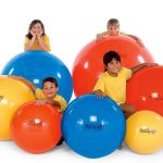 آشنایی با توپ جیم بال و مزایا آن + حرکات ورزشی برای اغاز 5 توپ جیم بال در اندازههای متنوع