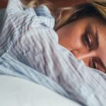 زنی که به‌خاطر خواب خیانت ناراحت است - تعبیر خواب خیانت