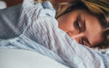 زنی که به‌خاطر خواب خیانت ناراحت است - تعبیر خواب خیانت