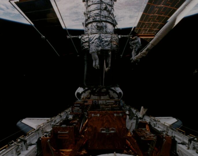 تعمیر تلسکوپ هابل توسط شاتل دیسکاوری