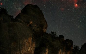 سحابی مرغ دریایی بر فراز قله پینکلز