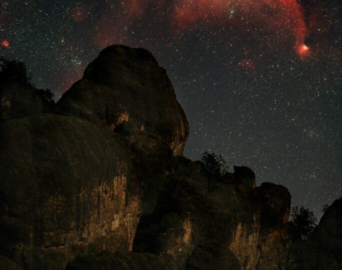 سحابی مرغ دریایی بر فراز قله پینکلز