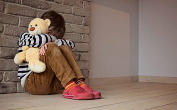 تله رهاشدگی - تصویر کودکی که ناراحت است