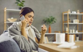 صحبت‌کردن خانم با تلفن در حالت بیماری برای درخواست مرخصی استعلاجی