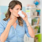 مشکل بلع غذا؛ از علت تا درمان 5 زنی که به دلیل مشکل بلع نمیتواند به راحتی آب بخورد