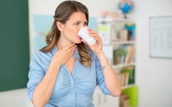 زنی که به دلیل مشکل بلع نمی‌تواند به راحتی آب بخورد