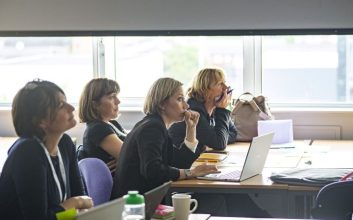 کارمندان در برنامه آموزشی برای یادگیری مهارت‌های جدید