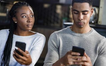 پنهان‌کاری یکی از نشانه‌های فریب در رابطه