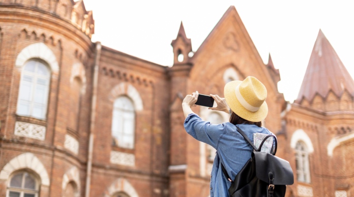 شخصیت شناسی سفر؛ کدام مقاصد و چه نوع سفری مناسب شما است؟_دنیای تکنولوژی 11 گردشگر عاشق تاریخ و فرهنگ در سن پترزبورگ