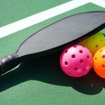 آشنایی با پیکل بال؛ ورزشی برای همه سنین_دنیای تکنولوژی 9 راکت و توپ پیکل بال