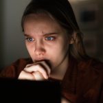 فرد استاکر که دیگری را در فضای آنلاین زیر نظر دارد