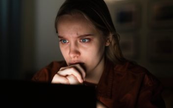 فرد استاکر که دیگری را در فضای آنلاین زیر نظر دارد