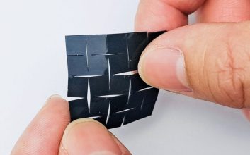 این دستگاه تکلم را برای افراد درگیر با مشکلات حنجره ممکن می‌کند