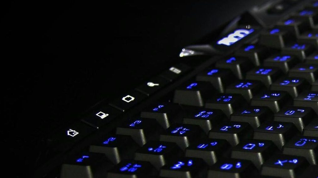 راهنمای خرید بهترین کیبورد گیمینگ تسکو 29 کیبورد گیمینگ تسکو با نورپردازی آبی در پس زمینهی مشکی