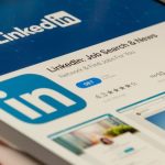 لینکدین درحال آزمایش فید ویدیوهای عمودی مشابه تیک‌تاک است
