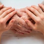 مراقبت تسکینی -در دست گرفتن دست‌های فردی که ناراحت است