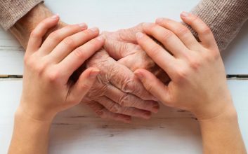 مراقبت تسکینی -در دست گرفتن دست‌های فردی که ناراحت است