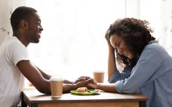 زن و شوهر در حال صحبت‌کردن