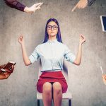 چطور بعد از آخر کار به مسائل کاری فکر نکنیم؟_دنیای تکنولوژی 3 فردی در حال دورکردن ذهنش از مسائل کاری