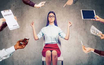 فردی در حال دورکردن ذهنش از مسائل کاری