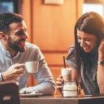 نکات طلایی برای قرار اول ـ زنی و مردی خندان در قرار عاشقانه