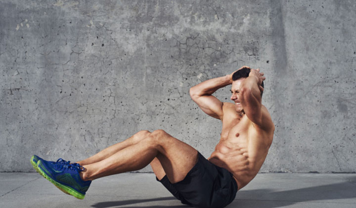 انواع حرکت کرانچ؛ روش انجام و اشتباهات رایج_دنیای تکنولوژی 19 فشارآوردن به شانه و گردن از اشتباهات انجام حرکت کرانچ