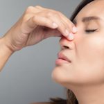 درد و گرفتگی از علائم انحراف بینی