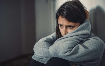 توهم چیست - فردی در حال فکر به عوامل توهم‌زا