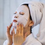 فردی که روی صورتش ماسک شب گذاشته است