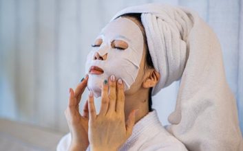 فردی که روی صورتش ماسک شب گذاشته است