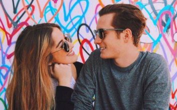 زنی در حال تعریف کردن از مرد