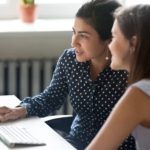 دو همکار در حال کارکردن روی پروژه