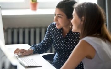 دو همکار در حال کارکردن روی پروژه