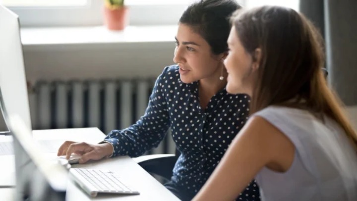 دو همکار در حال کارکردن روی پروژه