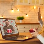 ۷ عامل ناکامی رابطه لانگ دیستنس_دنیای تکنولوژی 89 زن و مردی در حال گفتوگوی آنلاین و نشان دادن هدایایشان به یکدیگر