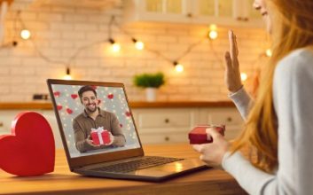 زن و مردی در حال گفت‌وگوی آنلاین و نشان دادن هدایایشان به یکدیگر