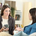 ۹ نشانه دوست سمی و روش برخورد با او_دنیای تکنولوژی 90 صحبتکردن قاطعانه و مودبانه با دوست سمی