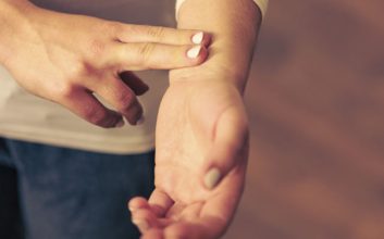 تپش قلب در مواجهه با فرد موردنظر؛ از نشانه‌های فشار جنسی