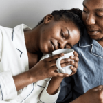 صمیمیت چیست؛ آشنایی با انواع صمیمیت_دنیای تکنولوژی 5 صمیمیت چیست؛ زنی و مردی که صمیمانه کنار هم نشستهاند