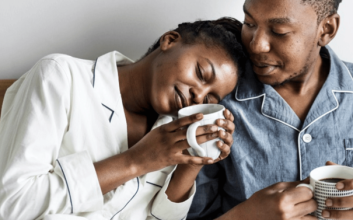 صمیمیت چیست؛ زنی و مردی که صمیمانه کنار هم نشسته‌اند