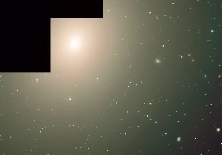 تصویری تهیه کرد که با تصویری که در تلسکوپ بسیار بزرگ (VLT) رصدخانه پارانال در شیلی گرفته‌ شده‌ بود، ترکیب شد.