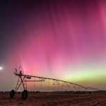 عکس روز ناسا: شفق قطبی در جورجیا_دنیای تکنولوژی 3 شفق قطبی درخشانی بر فراز آسمان پرستاره میدرخشد، که قطعاً منظرهای ناآشنا برای شبهای جنوب جورجیا است.