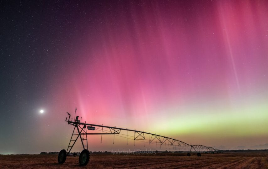 شفق قطبی درخشانی بر فراز آسمان پرستاره می‌درخشد، که قطعاً منظره‌ای ناآشنا برای شب‌های جنوب جورجیا است.
