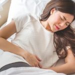 دختری که دچار درد شکمی شدید شده است - علائم منوراژی