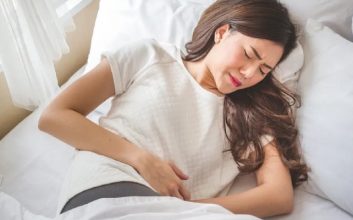 دختری که دچار درد شکمی شدید شده است - علائم منوراژی