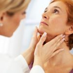 معاینه بیمار برای تشخیص ندول حنجره