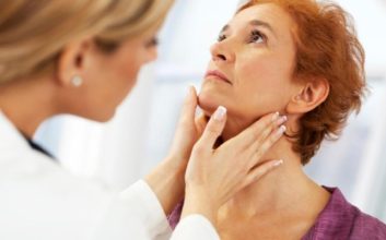 معاینه بیمار برای تشخیص ندول حنجره